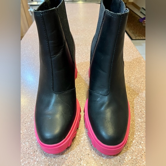 Women's Sorel 10 Brex Heel Chelsea Boots Black With Pink Chunky Rubber Heel - Picture 4 of 5